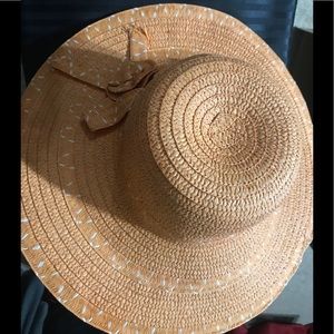 NWOT!  Women’s Summer/ Beach straw hat!!